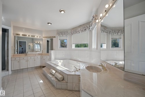 Tiled flooring and a built-in jetted tub - 5107 17 Avenue Nw, Edmonton, AB 