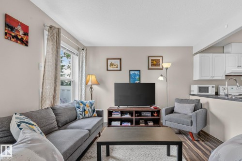 #47 16823 84 St Nw, Edmonton, AB - Indoor Photo Showing Living Room