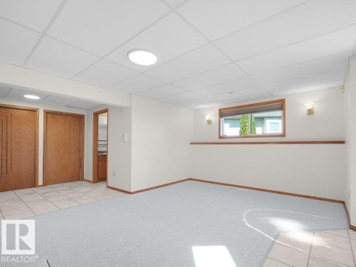 Recessed lighting, wood-finish trim, light-toned carpeting, and a window with wood-finish casing - 535 Pardee Bay Nw, Edmonton, AB 
