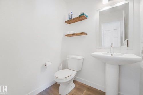 4004 Blackbird Link Link Nw, Edmonton, AB - Indoor Photo Showing Bathroom