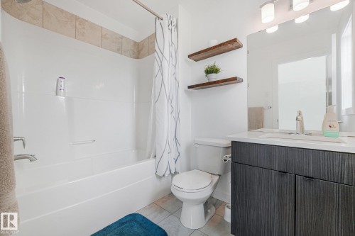 4004 Blackbird Link Link Nw, Edmonton, AB - Indoor Photo Showing Bathroom