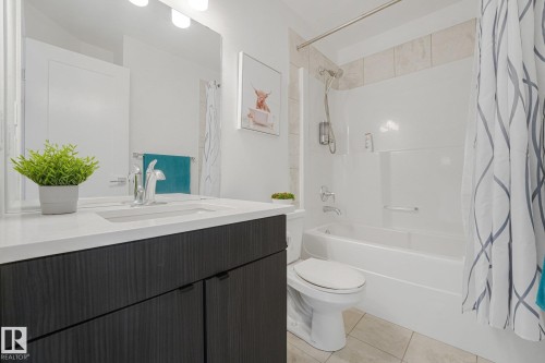 4004 Blackbird Link Link Nw, Edmonton, AB - Indoor Photo Showing Bathroom