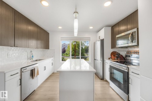 4004 Blackbird Link Link Nw, Edmonton, AB - Indoor Photo Showing Kitchen With Upgraded Kitchen