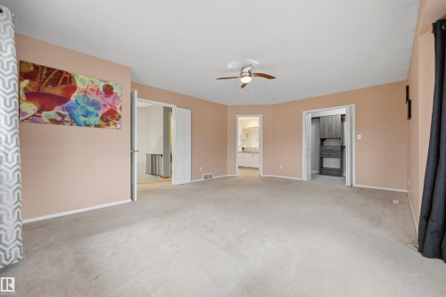 Very large primary bedroom with walk-in closet and 4PC ensuite - 6910 158A Avenue Nw, Edmonton, AB 