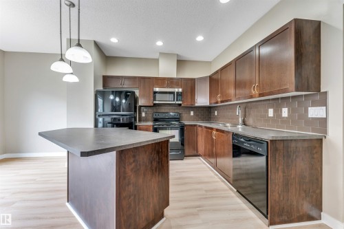 #27 13825 155 Av Nw, Edmonton, AB - Indoor Photo Showing Kitchen