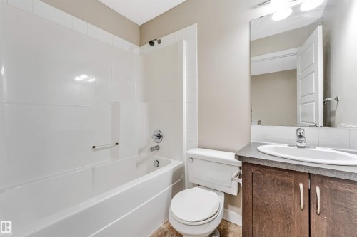 #27 13825 155 Av Nw, Edmonton, AB - Indoor Photo Showing Bathroom