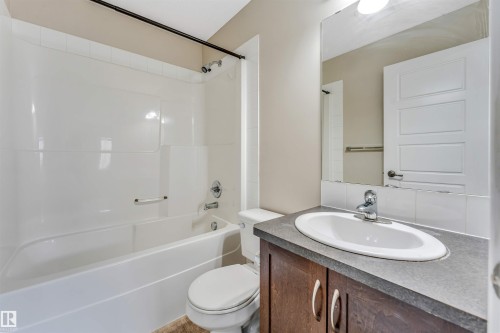 #27 13825 155 Av Nw, Edmonton, AB - Indoor Photo Showing Bathroom