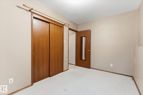 Neutral wall finish with carpeting - 11311 Malmo Road Nw, Edmonton, AB 