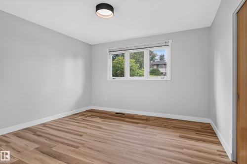 10739 52 Street Nw, Edmonton, AB 