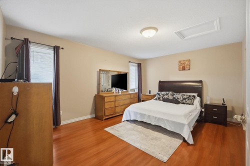 Wood-finish flooring, neutral wall paint, and a ceiling-mounted light fixture - 5132 157 Avenue Nw, Edmonton, AB 