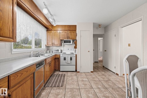 8323 142 Avenue Nw, Edmonton, AB 