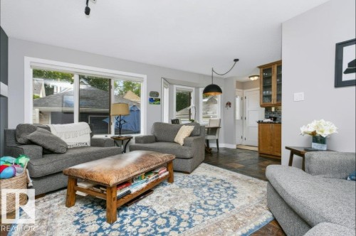 9607 101 Street Nw, Edmonton, AB - Indoor Photo Showing Living Room