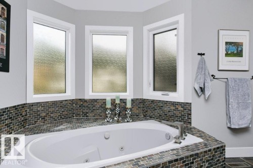 9607 101 Street Nw, Edmonton, AB - Indoor Photo Showing Bathroom
