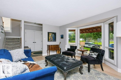 9607 101 Street Nw, Edmonton, AB - Indoor Photo Showing Living Room