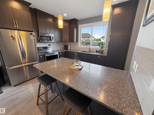 124 Gilmore Way, Spruce Grove, AB - Indoor Photo Showing Kitchen With Upgraded Kitchen
