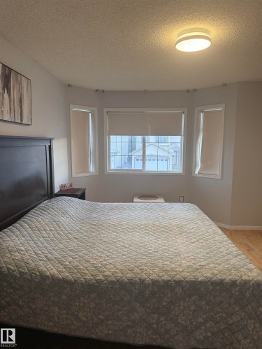 Bay window with three distinct window openings - 124 Ward Crescent Nw Nw, Edmonton, AB 