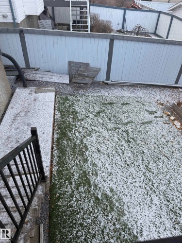 Manicured lawn with white privacy fencing and concrete pathway - 124 Ward Crescent Nw Nw, Edmonton, AB 