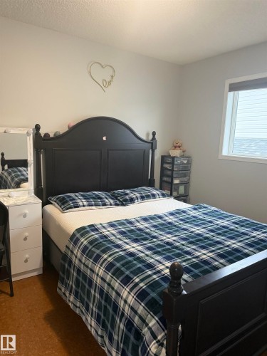 Neutral wall color, wood-finish flooring, and a single window with blinds - 124 Ward Crescent Nw Nw, Edmonton, AB 