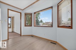 Wood-finish flooring with a light tone - 
