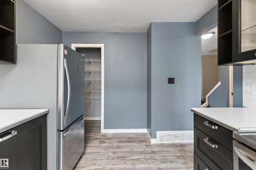 10930 Beaumaris Road Nw, Edmonton, AB - Indoor Photo Showing Kitchen