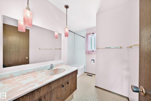 17951 80 Avenue Nw, Edmonton, AB - Indoor Photo Showing Bathroom