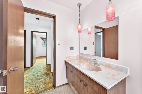 17951 80 Avenue Nw, Edmonton, AB - Indoor Photo Showing Bathroom