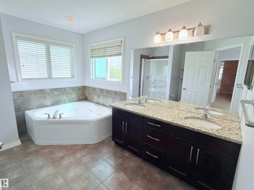 7819 173 Avenue Nw, Edmonton, AB - Indoor Photo Showing Bathroom