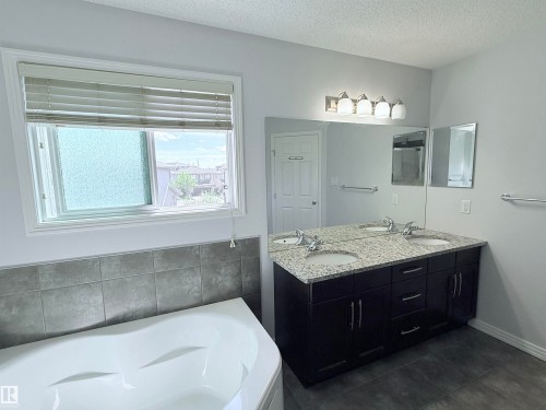 7819 173 Avenue Nw, Edmonton, AB - Indoor Photo Showing Bathroom