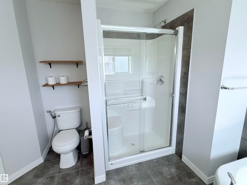 7819 173 Avenue Nw, Edmonton, AB - Indoor Photo Showing Bathroom