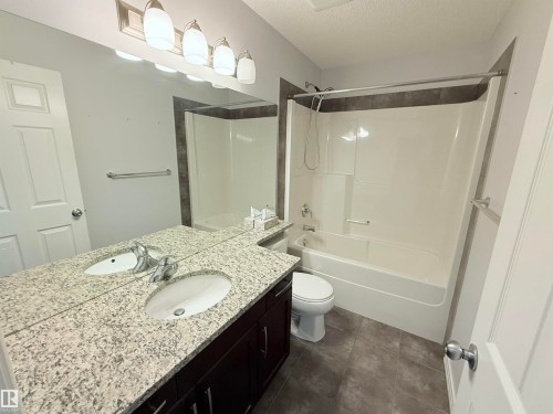 7819 173 Avenue Nw, Edmonton, AB - Indoor Photo Showing Bathroom