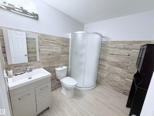7819 173 Avenue Nw, Edmonton, AB - Indoor Photo Showing Bathroom