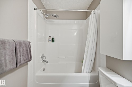704 176 Street Sw, Edmonton, AB - Indoor Photo Showing Bathroom