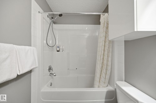 704 176 Street Sw, Edmonton, AB - Indoor Photo Showing Bathroom