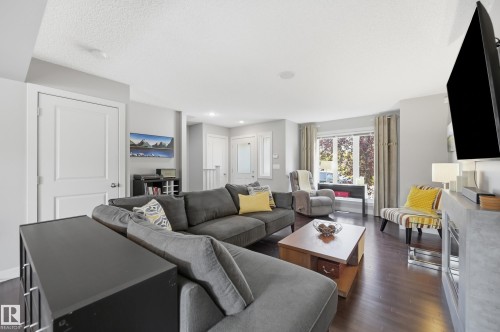 704 176 Street Sw, Edmonton, AB - Indoor Photo Showing Living Room
