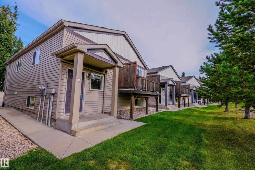 Two-story exterior with vinyl siding, covered entry, and individual balconies - 122 142 Selkirk Place, Leduc, AB 