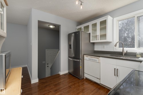 2512 46A Street Nw, Edmonton, AB 