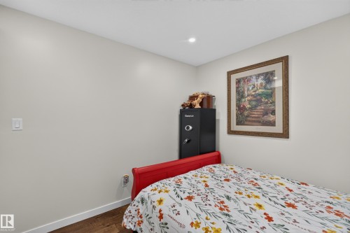 1122 Allendale Crescent, Sherwood Park, AB - Indoor Photo Showing Bedroom