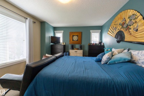 Recessed ceiling lighting complements the perimeter windows, featuring horizontal blinds and curtain rods - #75 8315 180 Av Nw, Edmonton, AB 
