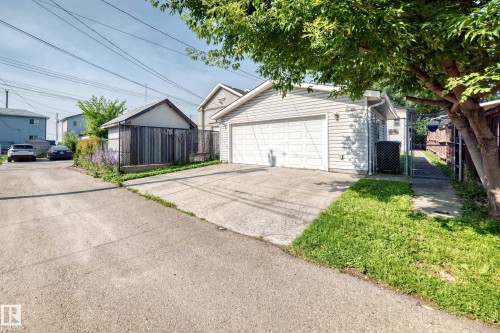 One-car garage with vinyl siding and concrete driveway - 12721 117 Street Nw, Edmonton, AB 