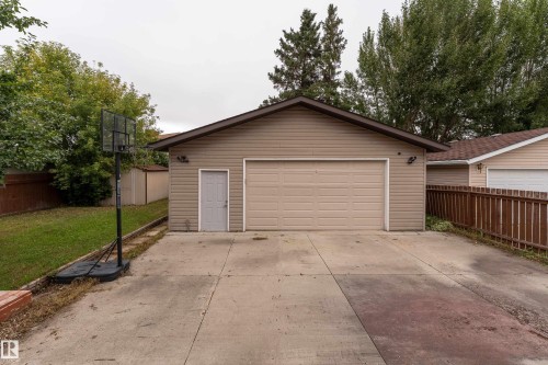 Detached garage with horizontal siding and a single entry door - 17928 93 Ave Nw, Edmonton, AB 