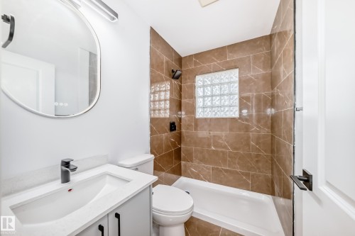 9126 152 St Nw, Edmonton, AB - Indoor Photo Showing Bathroom