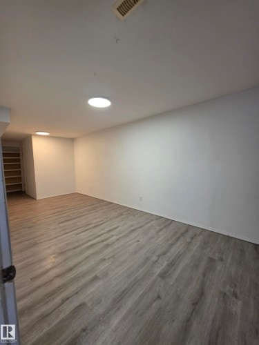 9126 152 St Nw, Edmonton, AB - Indoor
