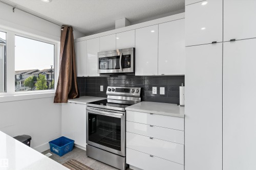 #6 16335 84 St Nw, Edmonton, AB - Indoor Photo Showing Kitchen