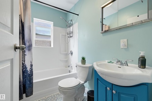 10670 61 Avenue Nw, Edmonton, AB 