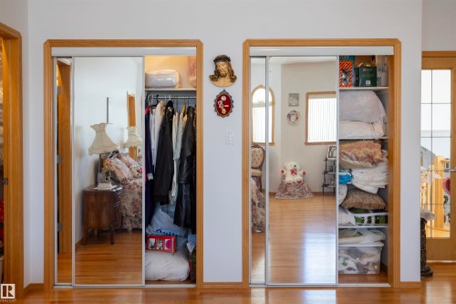 Dual mirrored closet doors with light wood-finish trim - 6407 163 Avenue Nw, Edmonton, AB 