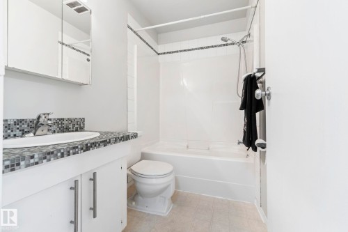 6533 180 Street Nw, Edmonton, AB - Indoor Photo Showing Bathroom
