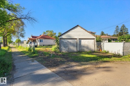 Detached garage with horizontal siding - 11008 109 Street Nw, Edmonton, AB 