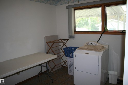 5219 52 Ave, Viking, AB 