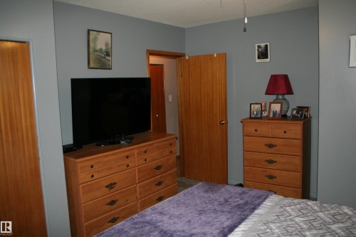 5219 52 Ave, Viking, AB 