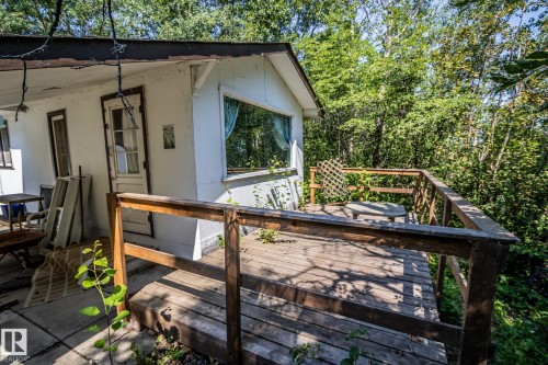Wooden deck with railing - 811 59209 Range Rd 95A, Rural St. Paul County, AB - Outdoor